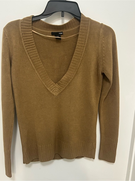 H&M Sweaters - H&M Women's V-Neck Sweater in Camel